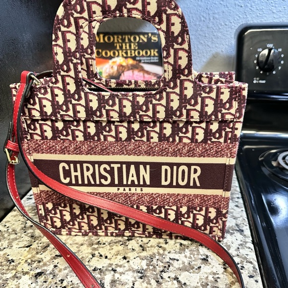 Christian Dior , was supposed to be a gift. Just trying to get rid of it - Picture 1 of 8
